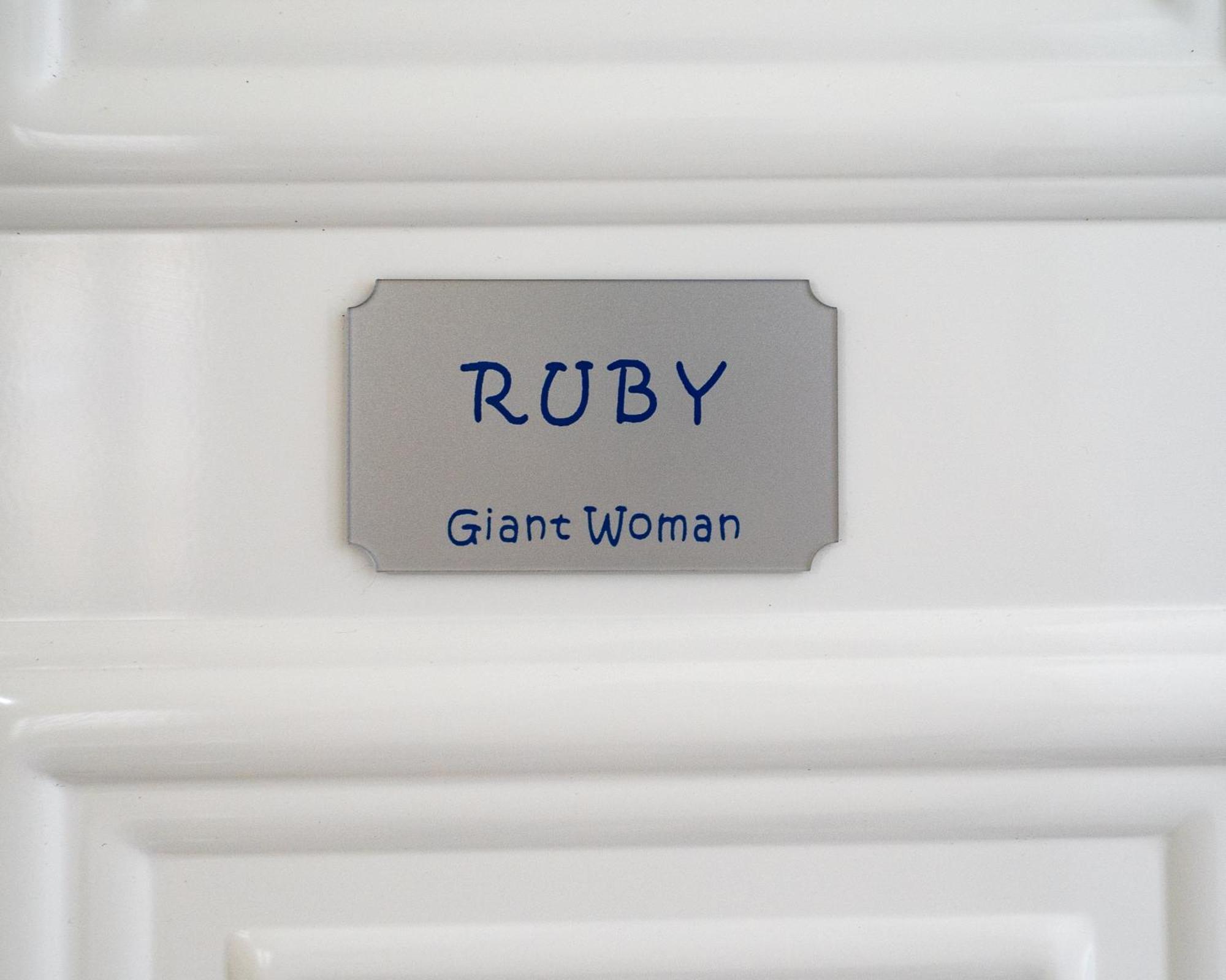Апартаменты Giant Woman Цуцурос Экстерьер фото